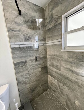 Een douche, een haardroger, handdoeken, zeep