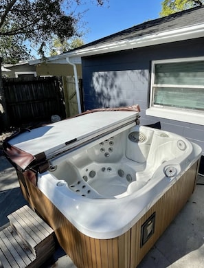 Outdoor spa tub