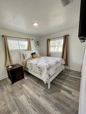 4 bedrooms, iron/ironing board, free WiFi, bed sheets