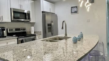 KylskÄp, mikrovÄgsugn, ugn och spishÀll