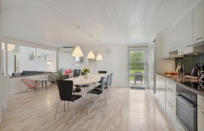 Køleskab, mikrobølgeovn, kogeplade, opvaskemaskine