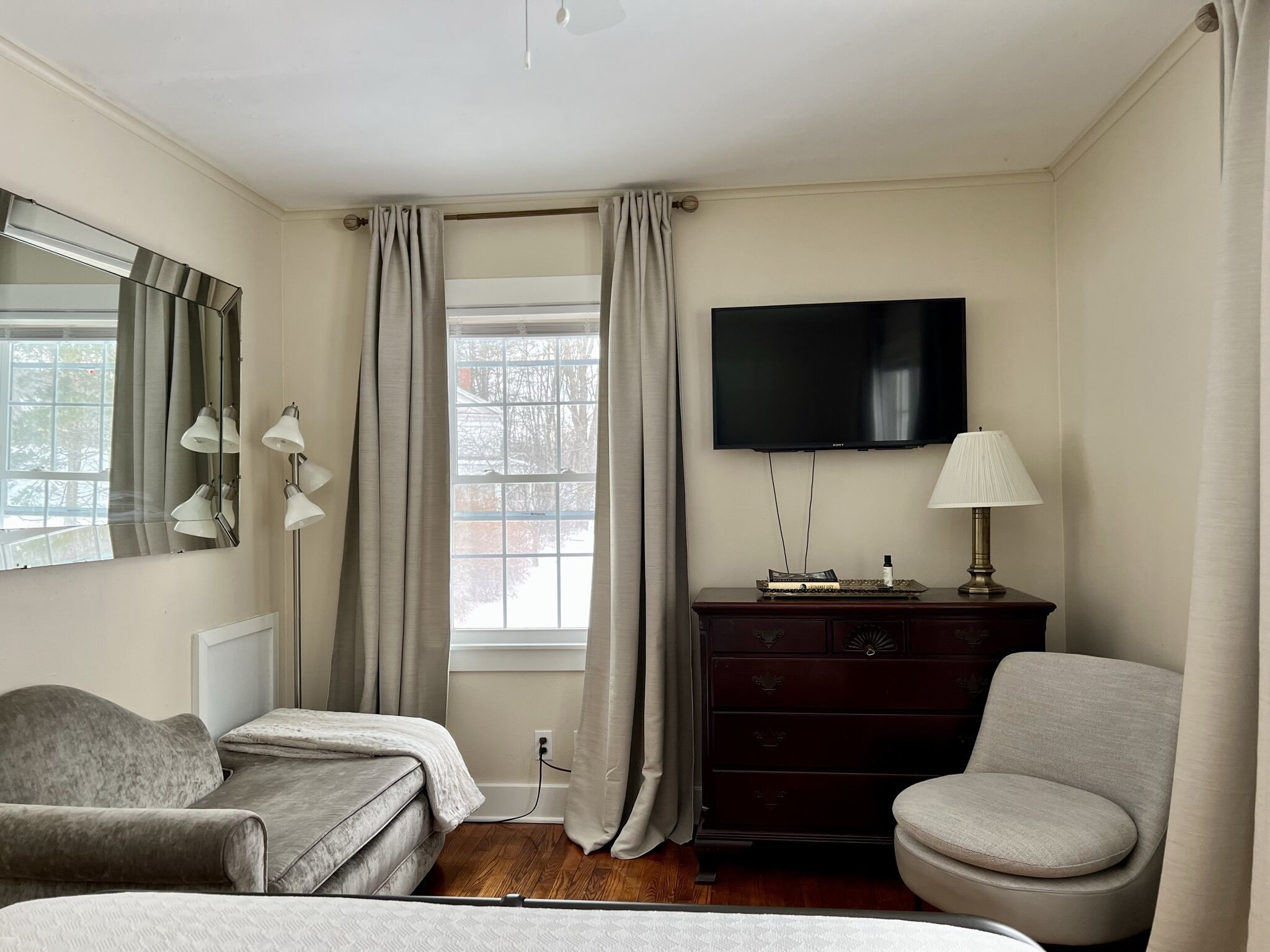 3 habitaciones, tabla de planchar con plancha, wifi y ropa de cama 