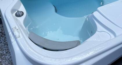 Charming 3-bedroom house with AC, WiFi and outdoor hot tub in peaceful Damascus