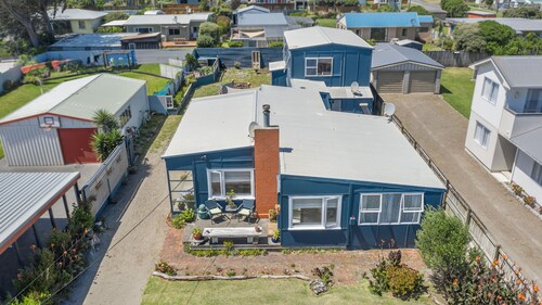 Te Manahuna Pet friendly spacious bach close to the beach