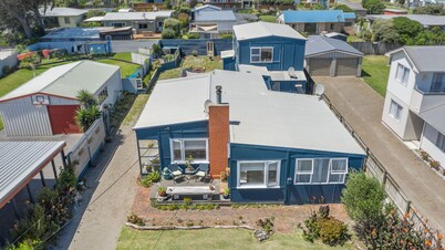 Te Manahuna Pet friendly spacious bach close to the beach