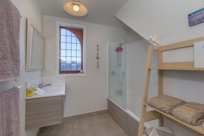 Dusche, Haartrockner, Seife, Toilettenpapier