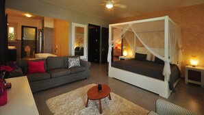 Ein modernes Wohnzimmer mit einem grauen Sofa, einem weißen Himmelsbett und einem Couchtisch aus Holz sowie einem weißen Teppich.