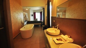 Ein modernes Badezimmer mit Badewanne, Waschbecken und Spiegel.