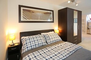 3 habitaciones, tabla de planchar con plancha, wifi y ropa de cama 