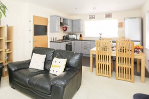 TV - 3Bed/2Bath Duplex Apartment - Pure Bliss Belfast (Belfast)