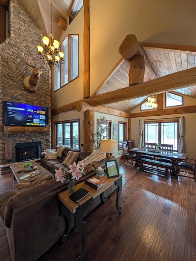 The Holston River Lodge:Paradise on the River, Hot Tub,Kayaking,Fishing&Wineries