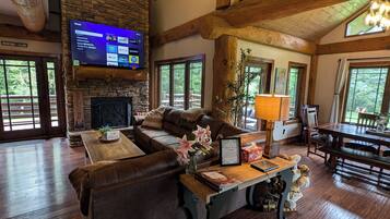 Smart-TV, peis, DVD-spiller og bøker