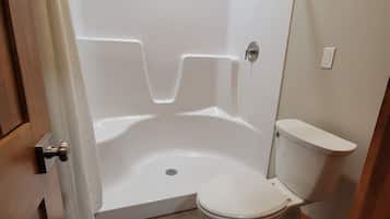 Een douche, handdoeken, toiletpapier