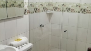 Un bagno con WC, lavandino e doccia.