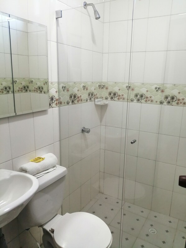 A bathroom with a toilet, sink, and shower. - Aparta Estudio Climatizado en Zona Norte de Barranquilla (Barranquilla)