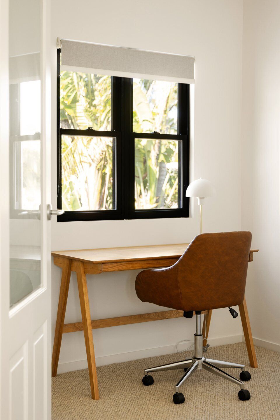 Un espacio de trabajo con escritorio, silla y ventana.