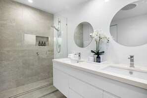 Ensemble douche/baignoire, sèche-cheveux, serviettes fournies, savon