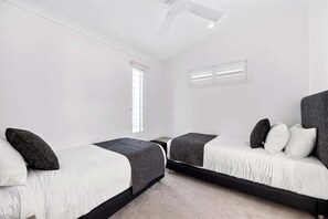 5 bedrooms, iron/ironing board, WiFi, bed sheets