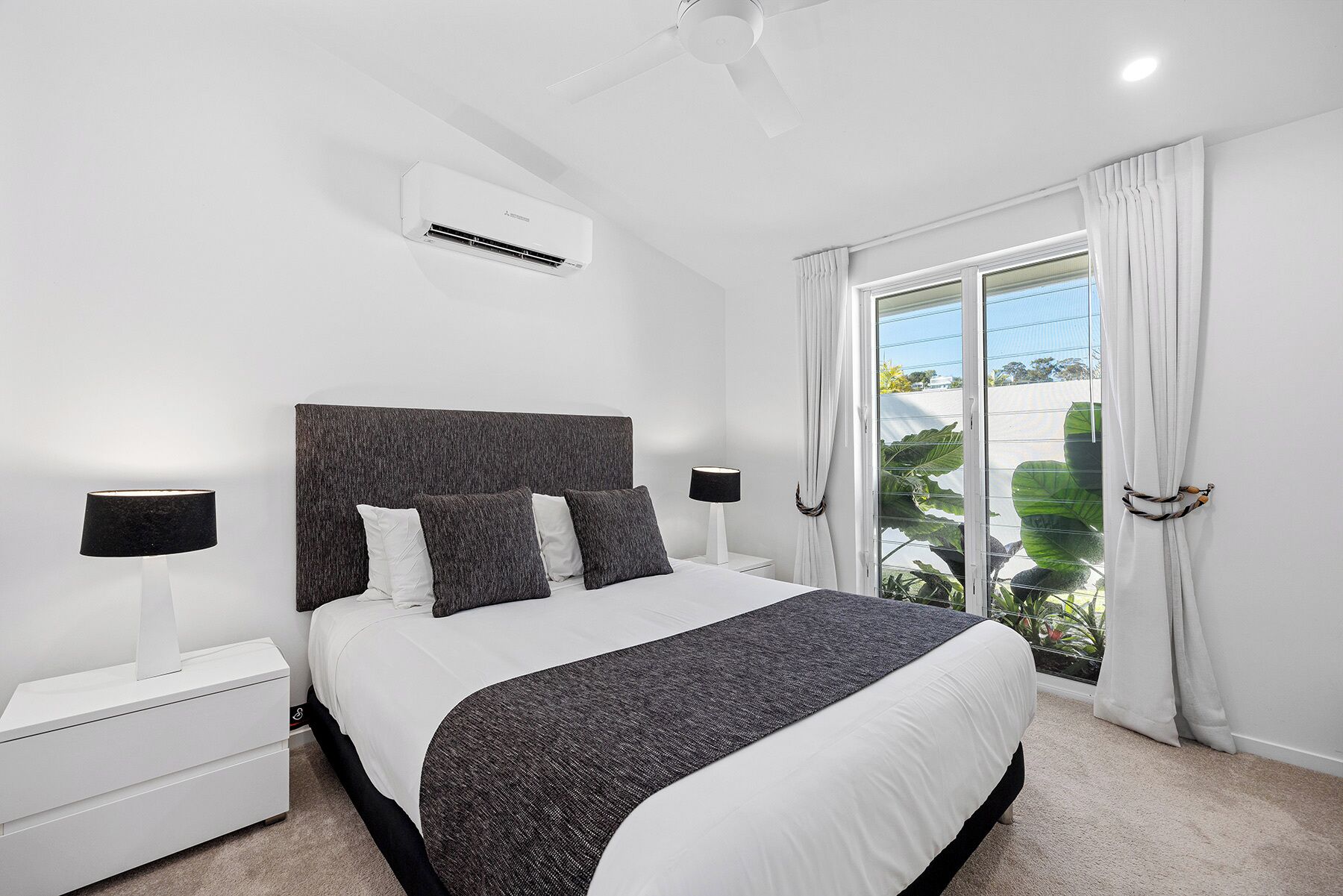5 bedrooms, iron/ironing board, WiFi, bed sheets