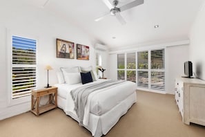 4 bedrooms, desk, WiFi, bed sheets