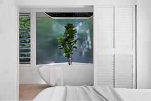 4 bedrooms, iron/ironing board, free WiFi, bed sheets - Poolside Family Retreat, Near Hastings St (Noosa Heads)