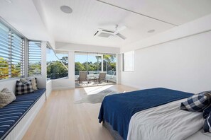 4 bedrooms, desk, WiFi, bed sheets