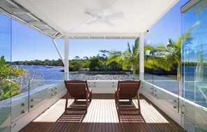 Terrace/patio - Iluka: Luxurious Riverfront Retreat (Noosa Heads)