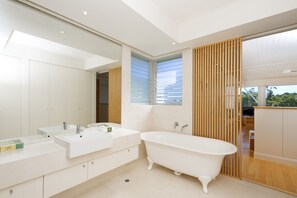 Ducha y bañera combinadas, secador de pelo, toallas y jabón