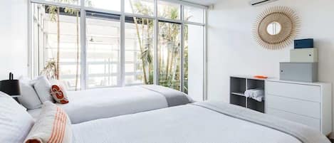 4 bedrooms, iron/ironing board, WiFi, bed sheets