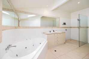 Combined shower/tub, shampoo