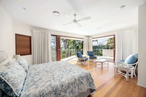 4 bedrooms, desk, WiFi, bed sheets