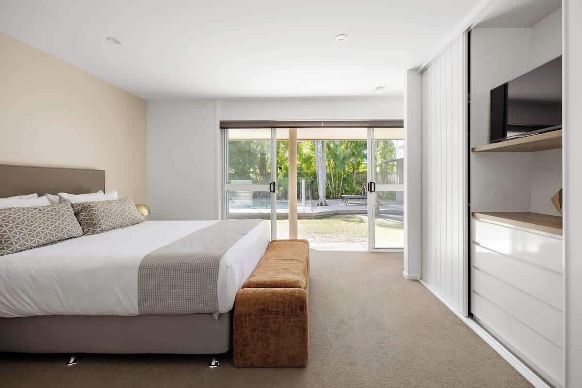 3 bedrooms, desk, bed sheets