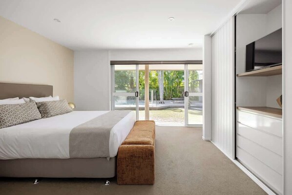3 bedrooms, desk, bed sheets