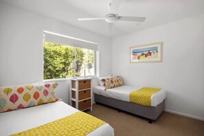 3 bedrooms, desk, bed sheets