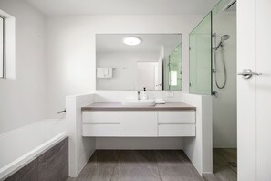 Combined shower/bathtub, towels, soap, shampoo