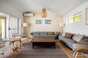 Smart TV - Modern Oasis in Noosa Heads (Noosa Heads)