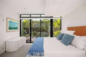 5 bedrooms, desk, WiFi, bed sheets