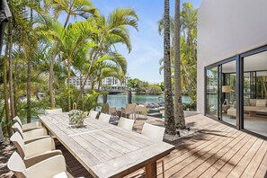Outdoor dining - Luxury Retreat with Private Beach & Jetty (Noosa Heads)