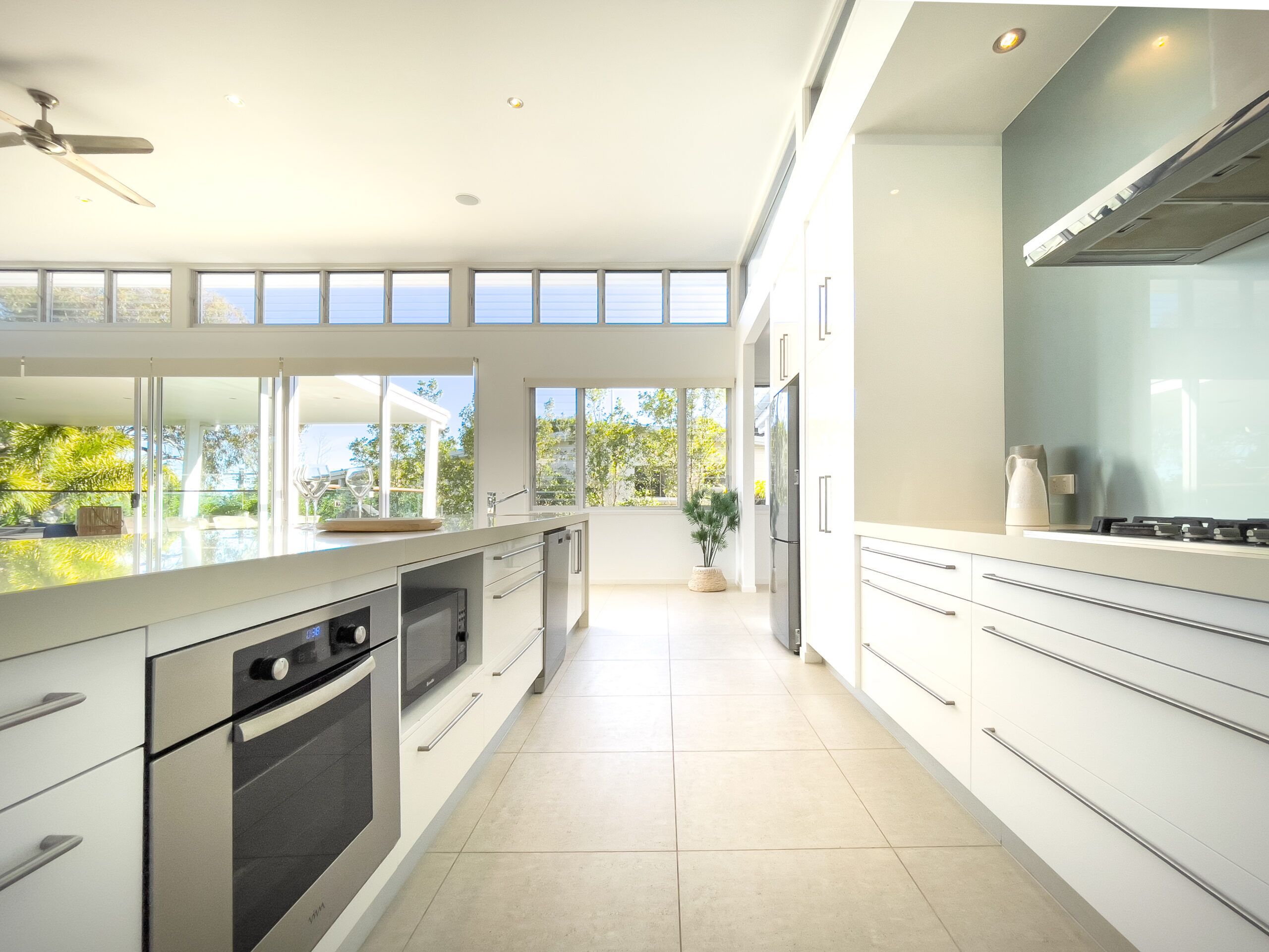 Jääkaappi, mikroaaltouuni, uuni, liesi