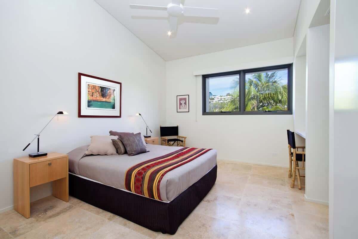 5 bedrooms, iron/ironing board, WiFi (free), bed sheets