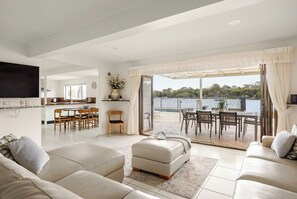 Smart TV - Breathtaking River Views on Noosa Parade (Noosa Heads)