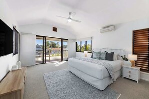 8 bedrooms, iron/ironing board, free WiFi, bed sheets - Noosa Riverfront Splendour - Ideal for Families (Noosa Heads)