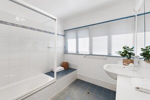 Combined shower/bathtub, hair dryer, towels, soap