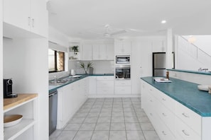 Coffee/tea maker, fridge, microwave, oven - Noosa Riverfront Splendour - Ideal for Families (Noosa Heads)