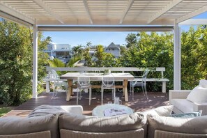 Outdoor dining - Noosa Riverfront Splendour - Ideal for Families (Noosa Heads)