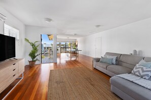 Smart TV, video games, ping pong - Noosa Grandeur: Stylish for Families (Noosa Heads)