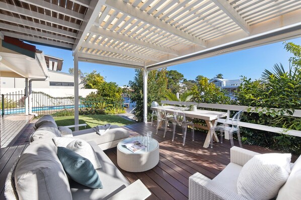 Outdoor dining - Noosa Grandeur: Stylish for Families (Noosa Heads)