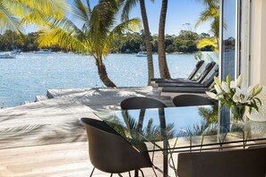Outdoor dining - Coastal Elegance: Private Pool & Jetty (Noosa Heads)