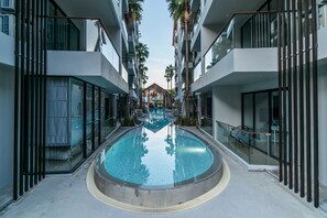 2 piscines extérieures