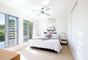 4 bedrooms, iron/ironing board, free WiFi, bed sheets